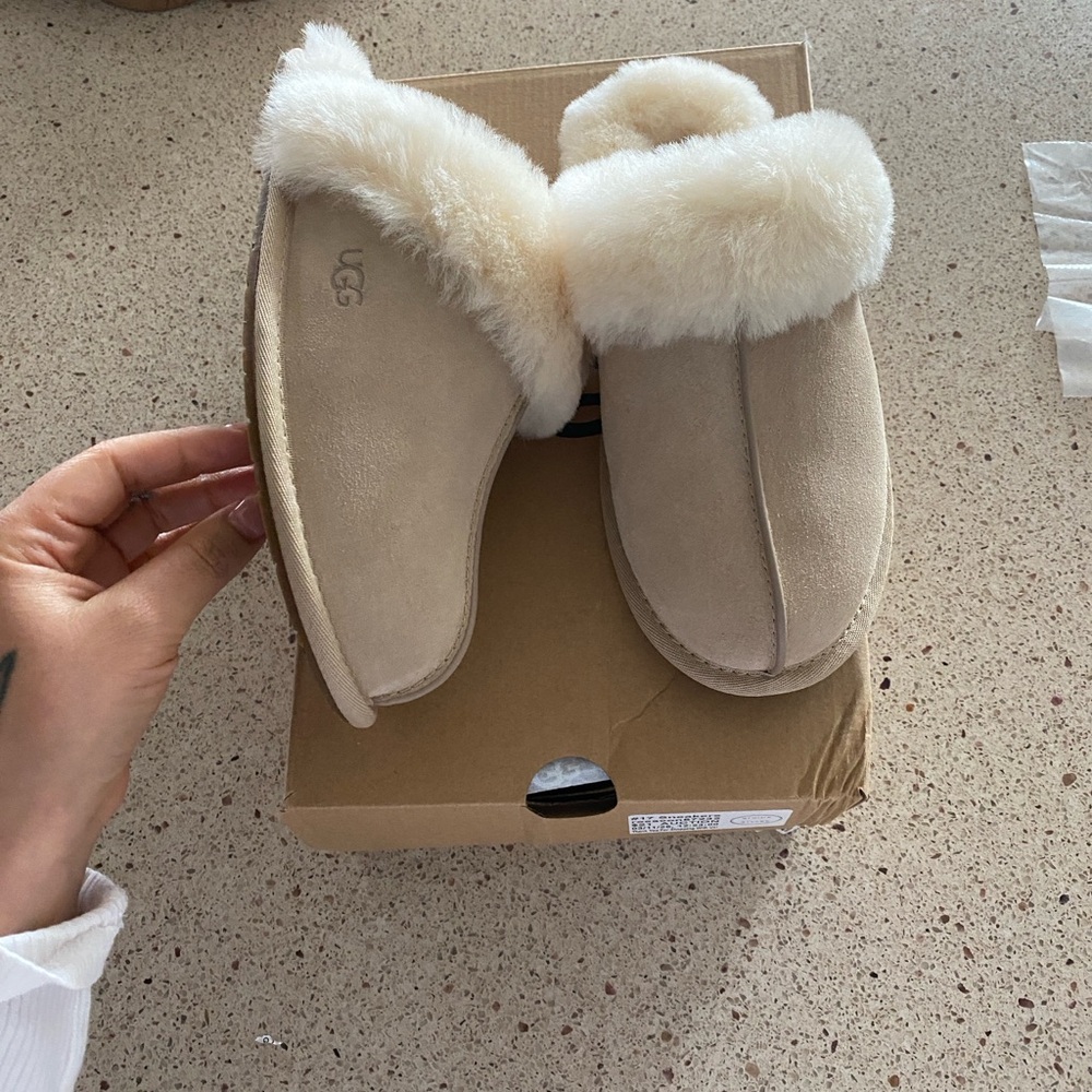 NWT UGG Beige Fluffy Slippers W SCUFFETTE II - Picture 8 of 8